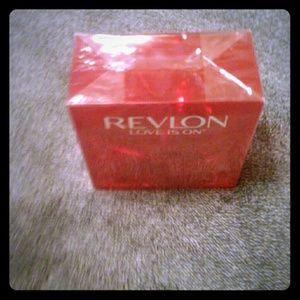 Revlon LOVE IS ON Eau Toilette Fragrance spray